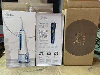 Tăm nước hãng Midea, nhiều đầu phun, bình chưa trong suốt
