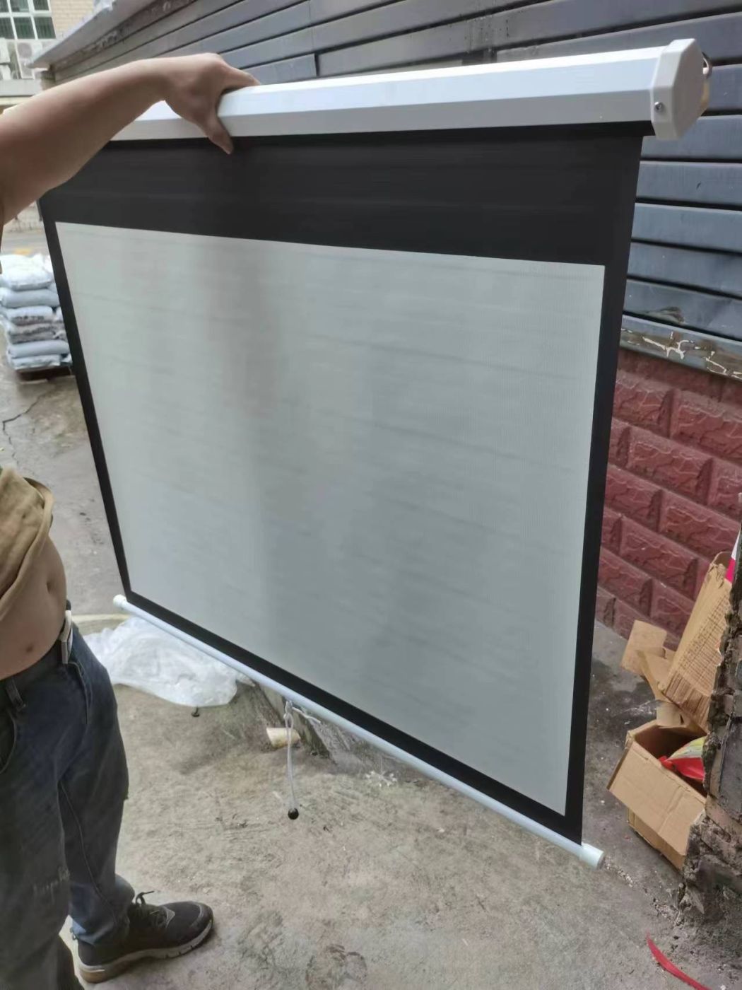 Màn chiếu treo tường kéo tay 50 inch , dùng cho máy chiếu gia đình